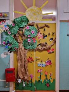 Porta con un albero fiorito realizzato con la carta