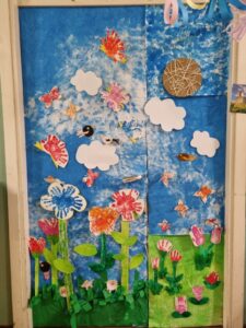 Porta ricoperta da fiori colorati e cielo azzurro