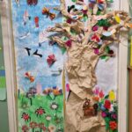 porta ricoperta da albero fiorito di carta e uccelli