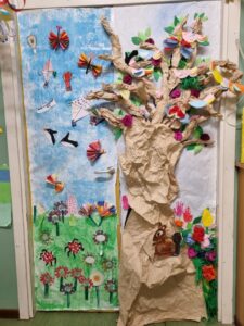 porta ricoperta da albero fiorito di carta e uccelli