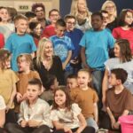 un gruppo di bambini e la loro maestra
