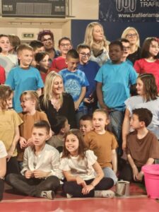 un gruppo di bambini e la loro maestra