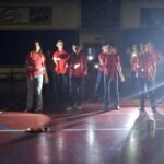 raggio di luce, dietro una fila di bambini