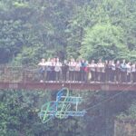 i ragazzi su un ponte sopra alla scritta Orrido di Bellano