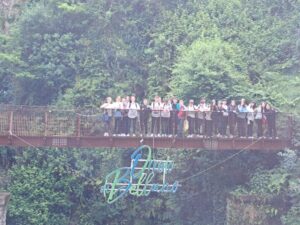 i ragazzi su un ponte sopra alla scritta Orrido di Bellano
