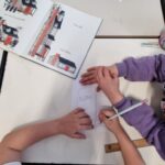 mani di bambini che colorano dei disegni
