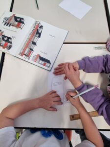 mani di bambini che colorano dei disegni