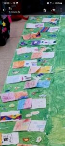 cartellone verde con appoggiati disegni