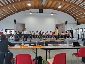 palco su cui si stanno esibendo i ragazzi