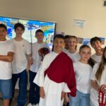 8 ragazzi davanti alla lavagna luminosa