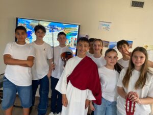 8 ragazzi davanti alla lavagna luminosa