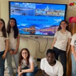 sei ragazze intorno allo schermo con la scritta benvenuti nella regione nordica