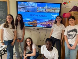 sei ragazze intorno allo schermo con la scritta benvenuti nella regione nordica