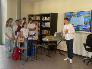 tre ragazzi in piedi davanti ad una lavagna con la scritta benvenuti nella regione sud orientale