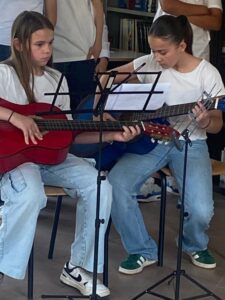 due ragazzi eche suonano la chitarra