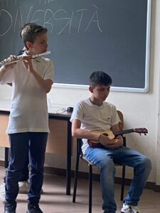una ragazza suona il flauto, un ragazzo con l'ukulele
