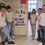 Cinque ragazzi davanti al cartello La regione centro orientale