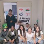 6 ragazzi davanti al cartello la regione britannica
