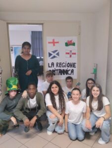 6 ragazzi davanti al cartello la regione britannica