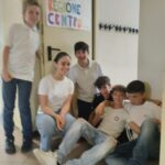 sei ragazzi davanti al cartello La regione centrale