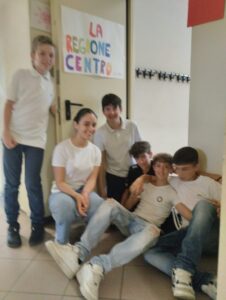 sei ragazzi davanti al cartello La regione centrale