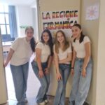 Quattro ragazze davanti al cartello La regione germanica