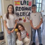 Tre ragazzi davanti al cartello La Regione Iberica