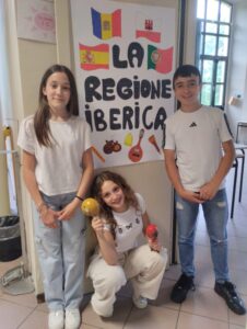 Tre ragazzi davanti al cartello La Regione Iberica