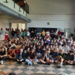 Atrio con un gruppo di ragazzi seduti per terra