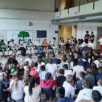 nell'atrio i ragazzi sono seduti per terra