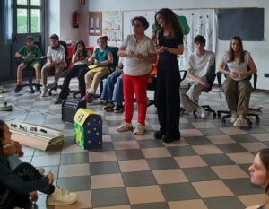 due insegnanti in piedi dietro ad una scatola di cartone