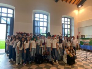 Gruppo di ragazzi con maglie bianche in un atrio