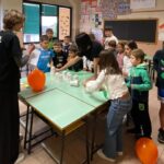 bambini intorno ad un tavolo