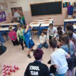 bambini che giocano con bicchieri di carta