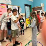 bambini dentro cerchi colorati